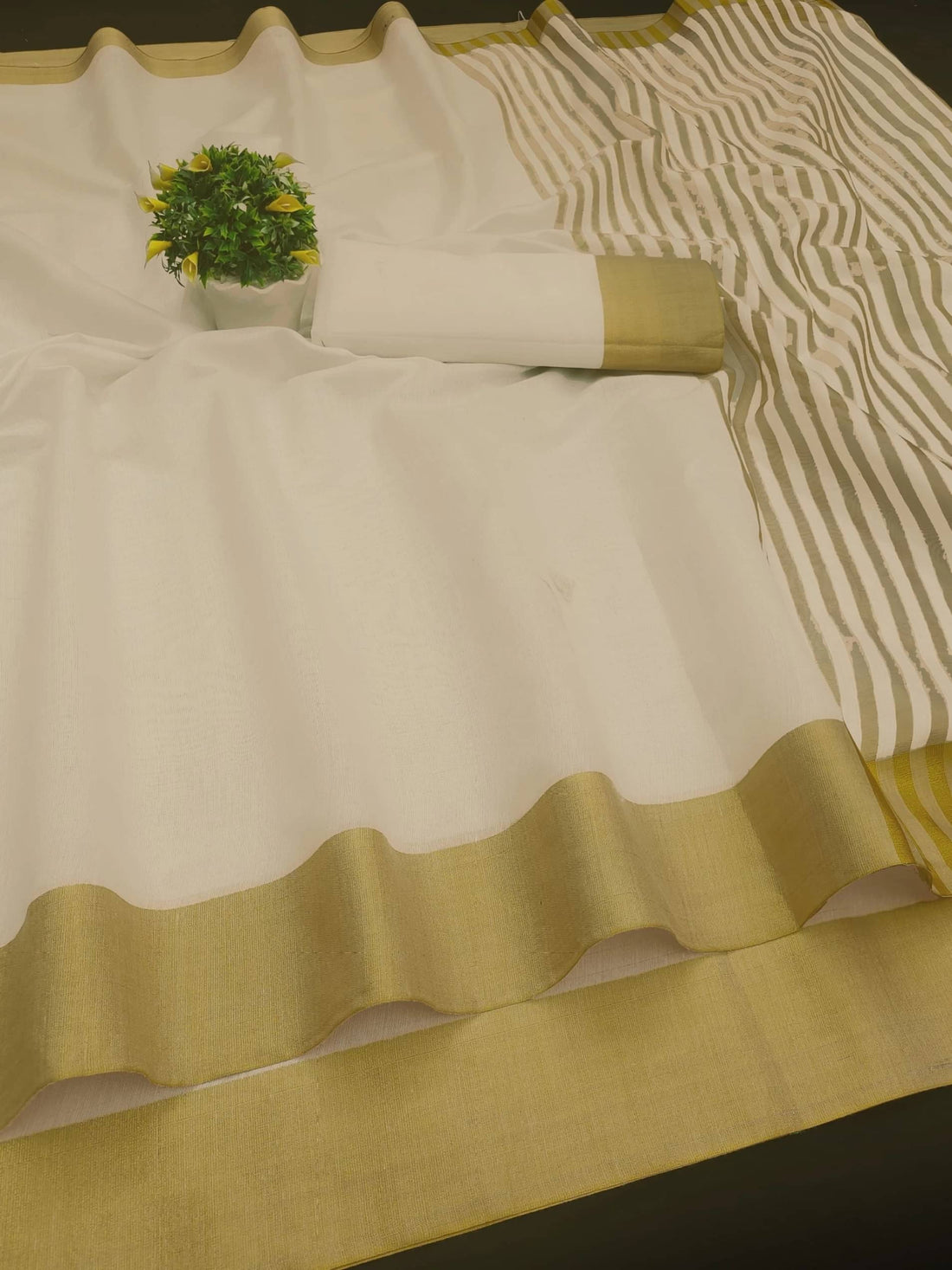 Magneitta Cotton Solid Saree With Blouse Piece